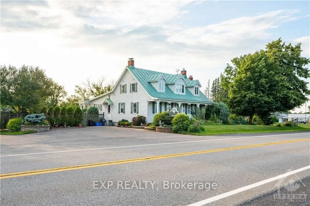 Detached in Champlain