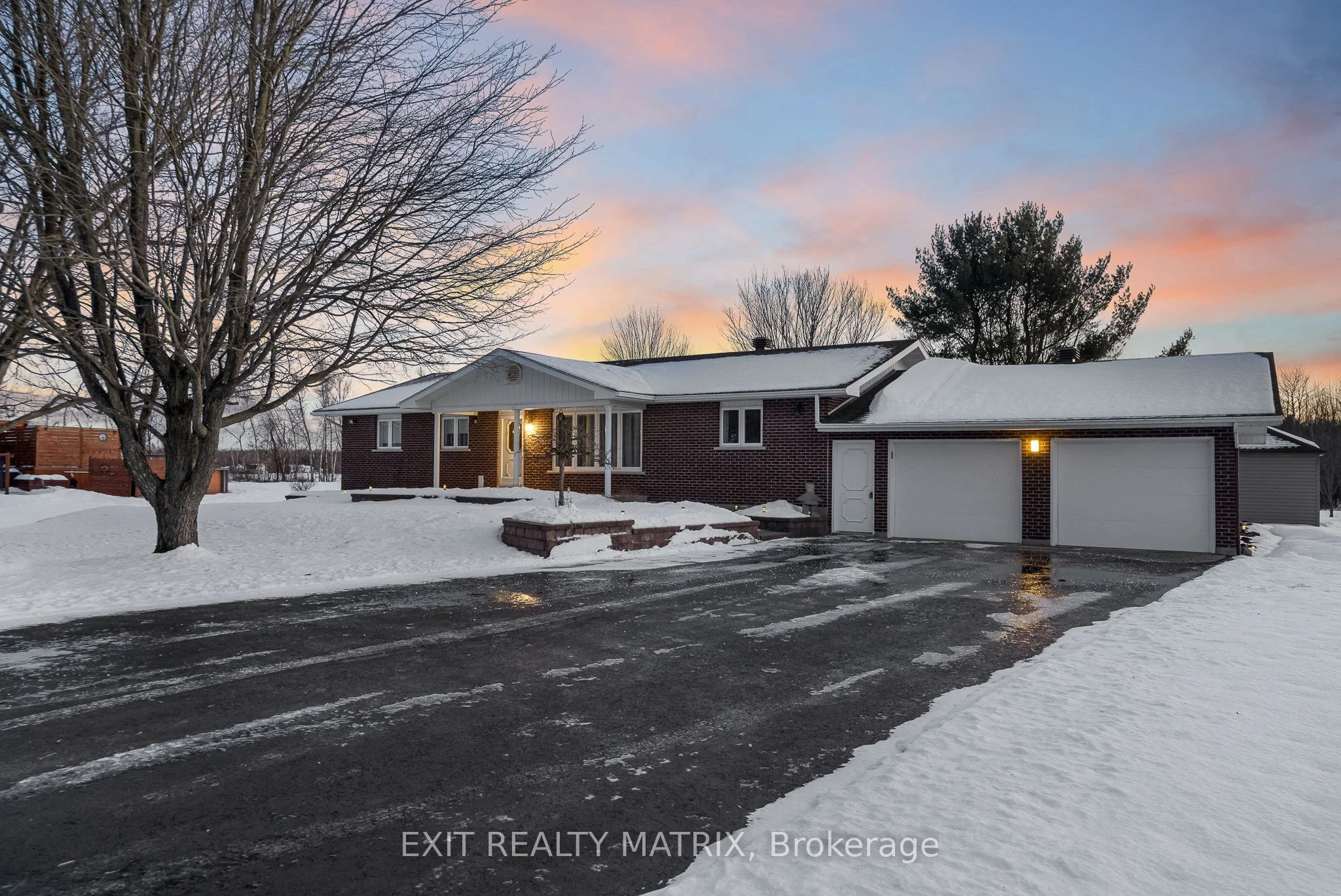 Detached in Champlain