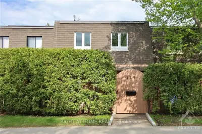 Att/Row/Townhouse in Hunt Club - Windsor Park Village and Area