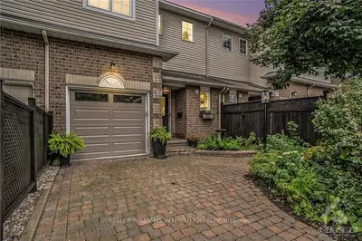 Att/Row/Townhouse in Stittsville - Munster - Richmond