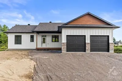 Detached in McNab/Braeside