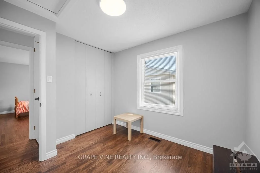 34 LINDHURST Crescent, South of Baseline to Knoxdale, ON K2G 0T7