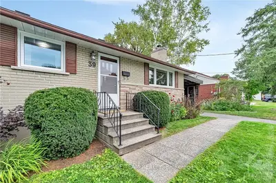 Detached in Meadowlands - Crestview and Area