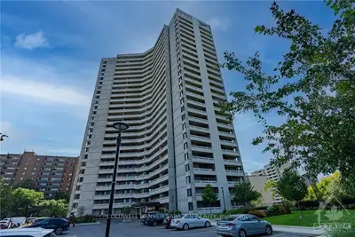 Condo Apartment in Woodroffe