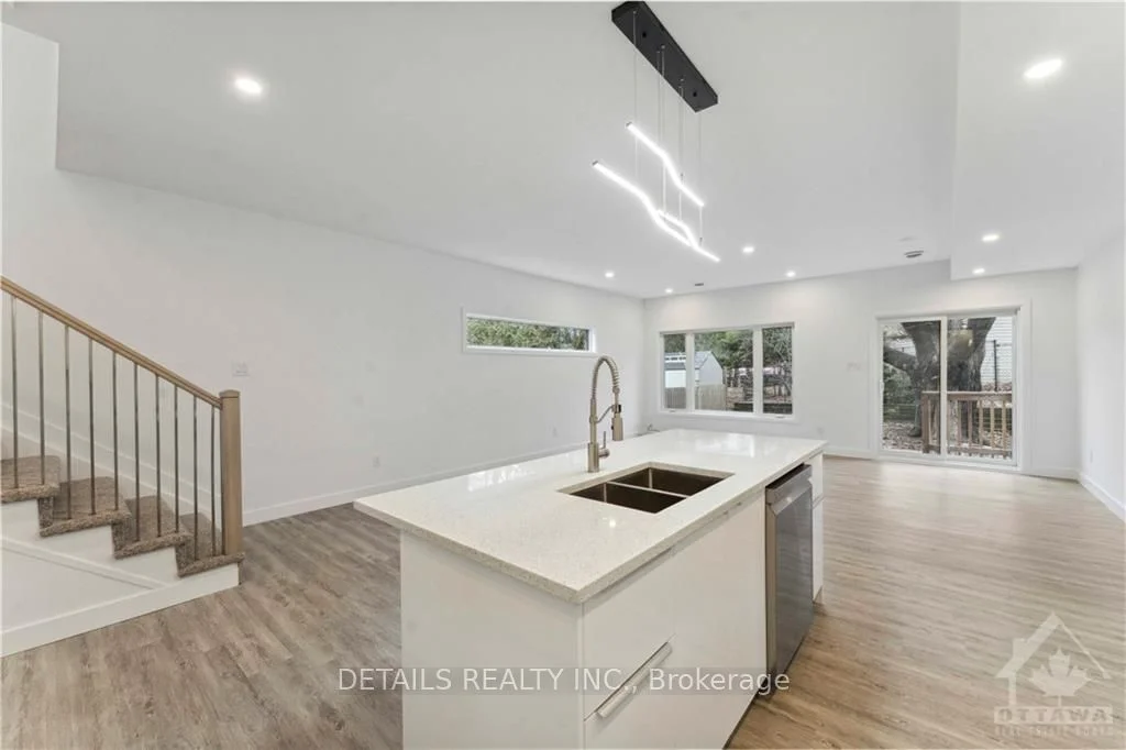 828 Maplewood Avenue A, Britannia Heights - Queensway Terrace N and Area, ON K2B 5V5