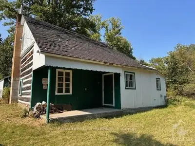 Detached in Lanark Highlands