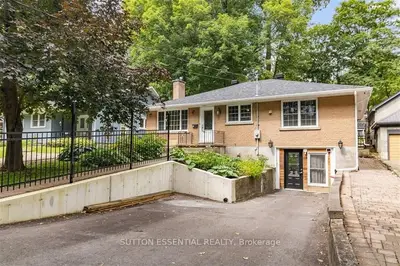 Detached in Brockville