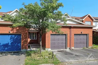 Att/Row/Townhouse in Hunt Club - South Keys and Area