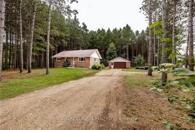 Detached in Laurentian Valley