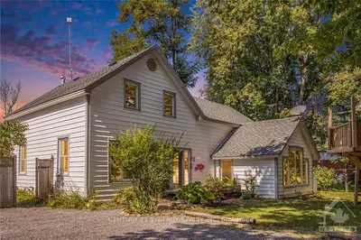 Detached in Russell