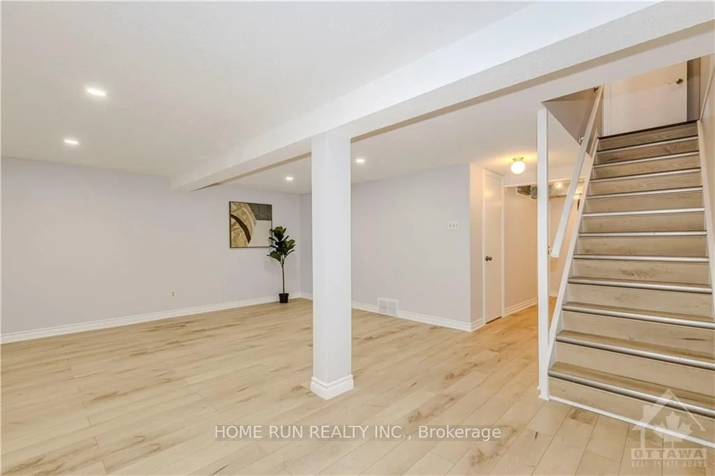 382 KINTYRE , Mooneys Bay - Carleton Heights and Area, ON K2C 3M6