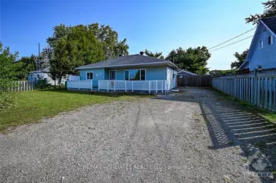 Detached in Montague