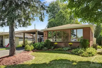 Detached in Billings Bridge - Riverside Park and Area
