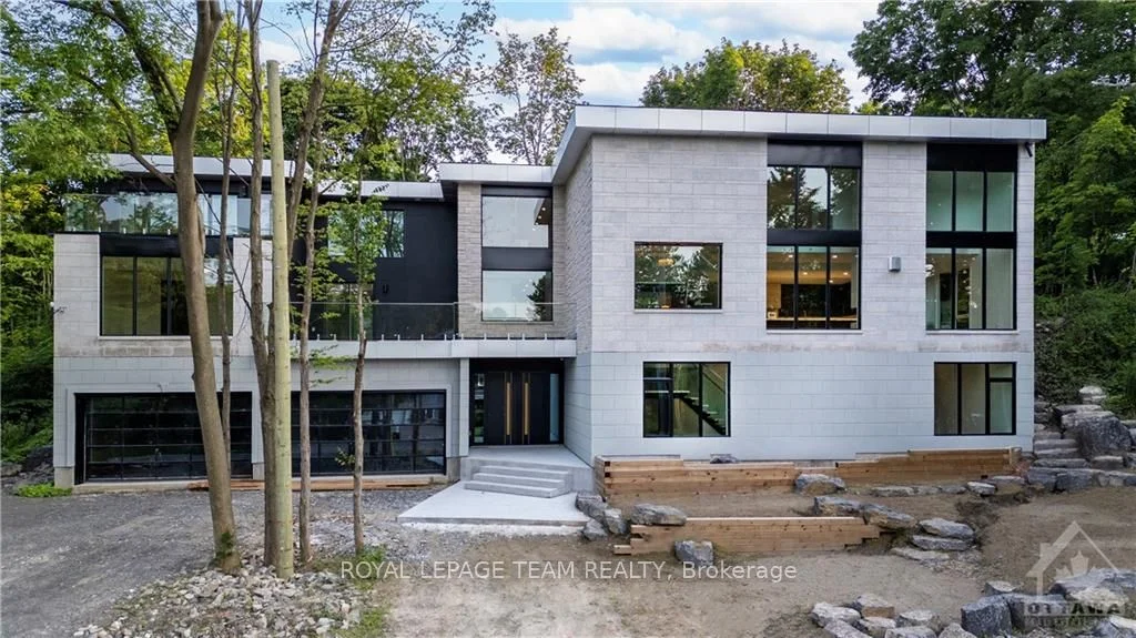 Detached in Beacon Hill North - South and Area