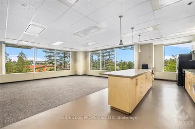 2 Gurdwara Road 300, Country Place - Pineglen - Crestview And Area, On K2e 1a2
