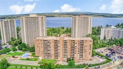 Condo Apartment in Woodroffe