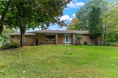 Detached in Laurentian Valley