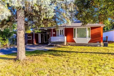 2246 Iris Street, Parkway Park - Queensway Terrace S And Area, On K2c 1c2