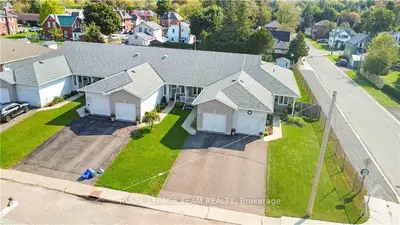 Att/Row/Townhouse in Renfrew