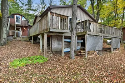 Detached in Front of Leeds & Seeleys Bay