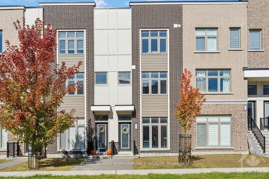 Att/Row/Townhouse in Manor Park - Cardinal Glen and Area