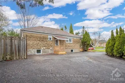Detached in Beacon Hill North - South and Area