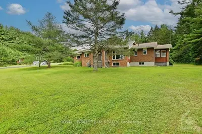 Detached in McNab/Braeside