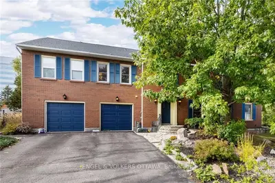 Att/Row/Townhouse in Hunt Club - Windsor Park Village and Area