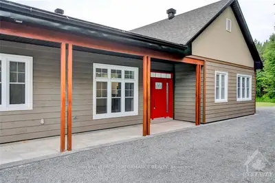 Detached in Champlain