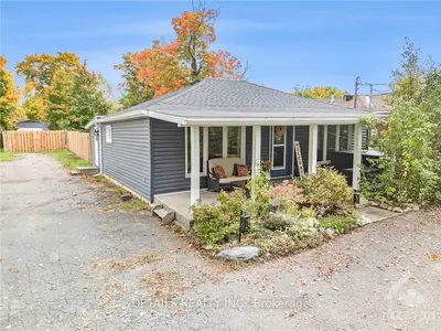 Detached in Beckwith