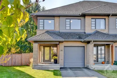 Att/Row/Townhouse in Blossom Park - Airport and Area