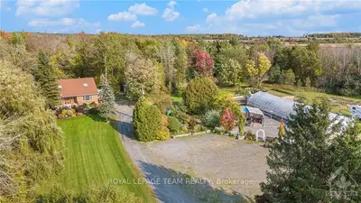 Detached in Russell