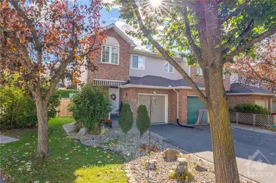 Att/Row/Townhouse in Kanata