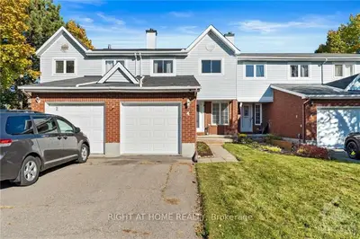 Att/Row/Townhouse in Hunt Club - South Keys and Area