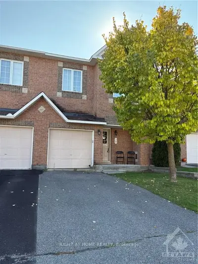 Att/Row/Townhouse in Kanata
