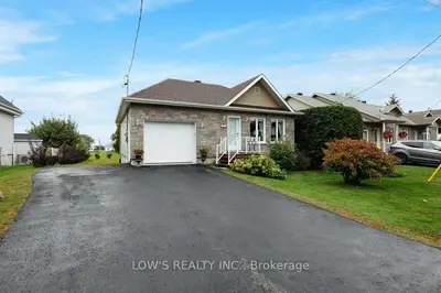 Detached in Champlain