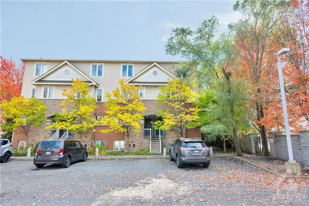 Condo Apartment in Cyrville - Carson Grove - Pineview