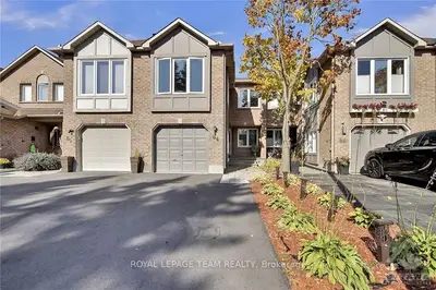 Att/Row/Townhouse in Hunt Club - South Keys and Area