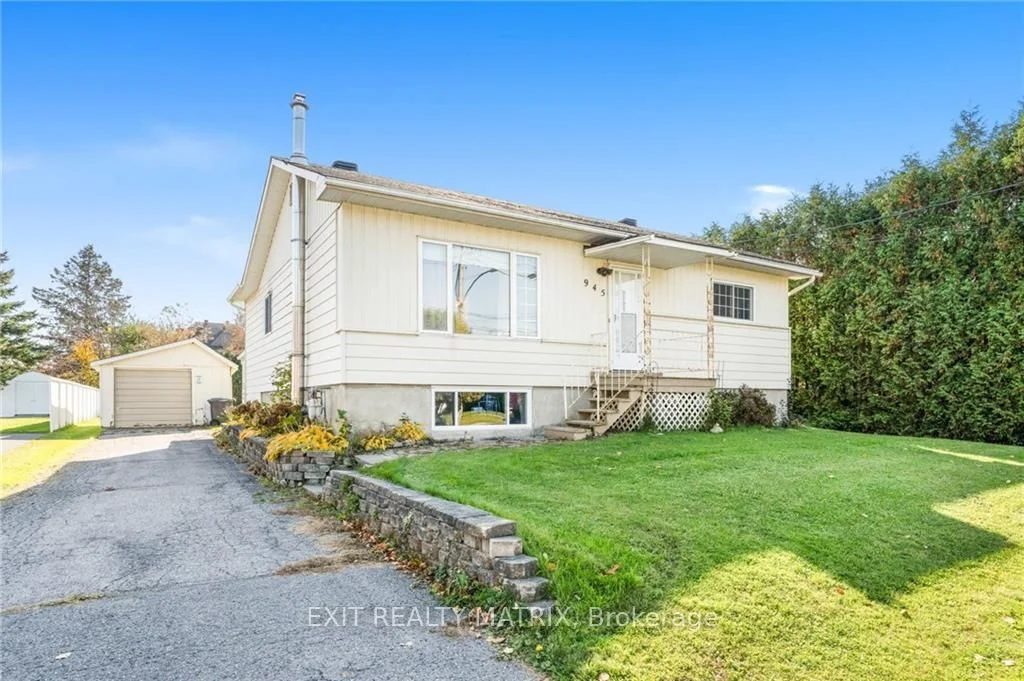 Detached in Champlain