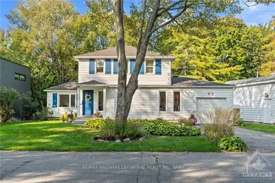 Detached in Manor Park - Cardinal Glen and Area