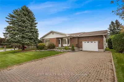 Detached in Champlain