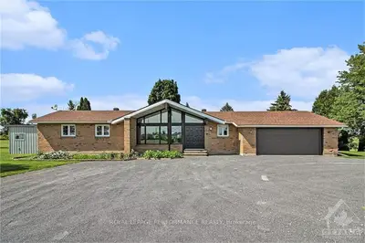 Detached in Champlain