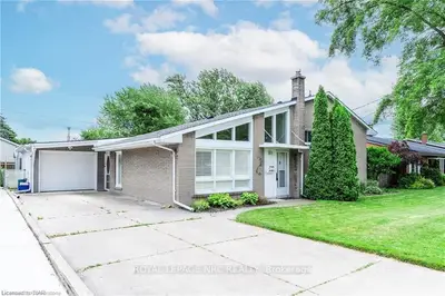 Detached in Niagara Falls