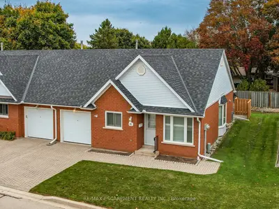 Condo Townhouse in Grimsby