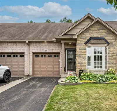 Condo Townhouse in Hamilton