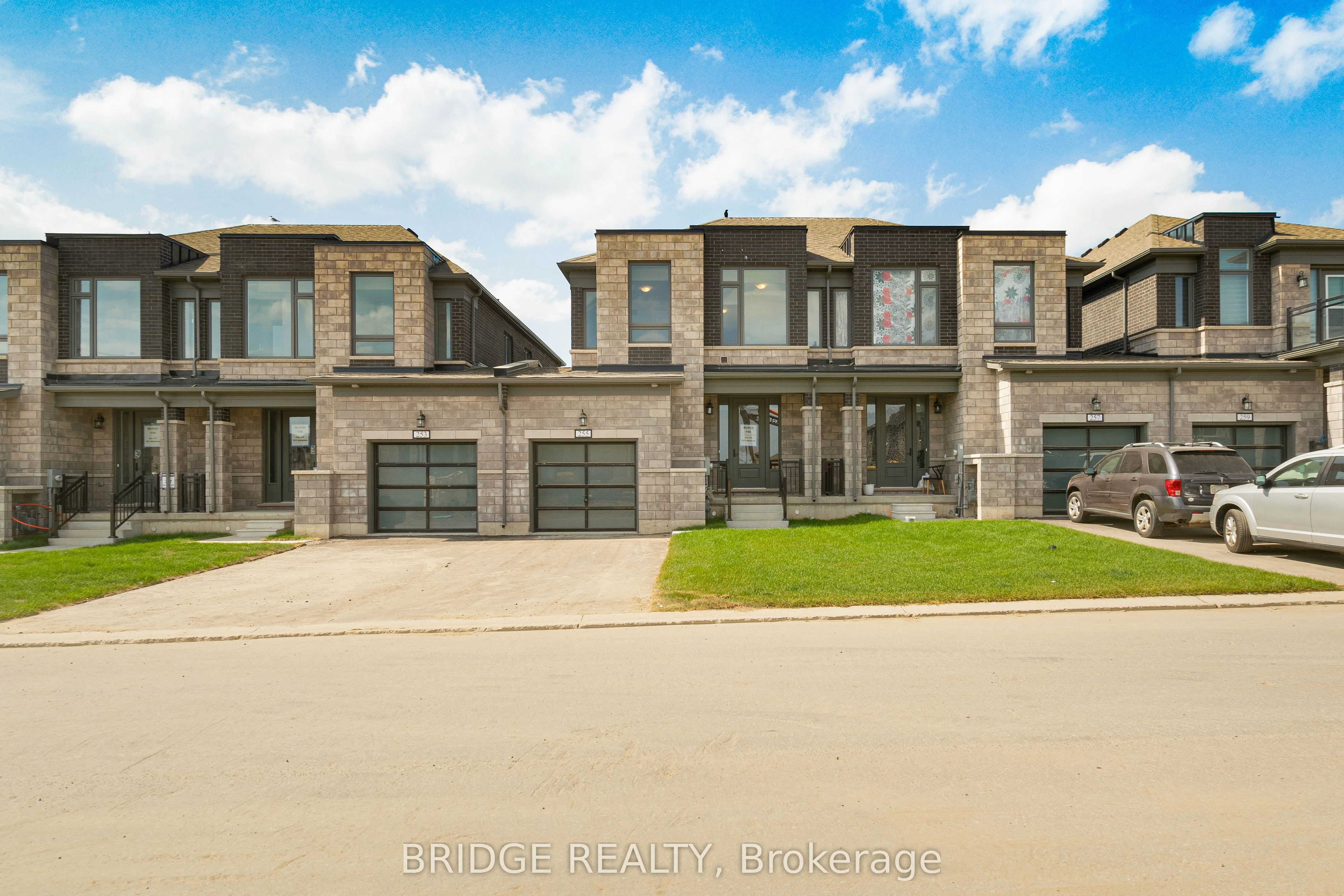 Att/Row/Townhouse in Woodstock