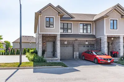 Condo Townhouse in Hamilton