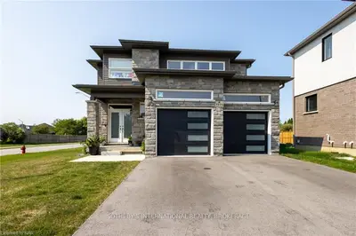 Detached in Niagara Falls